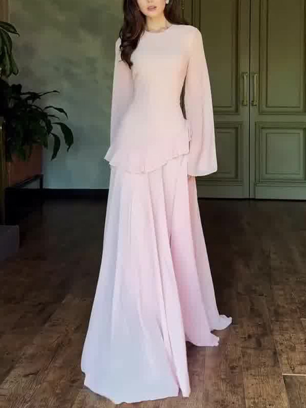 Elegant long-sleeved luxurious light dress