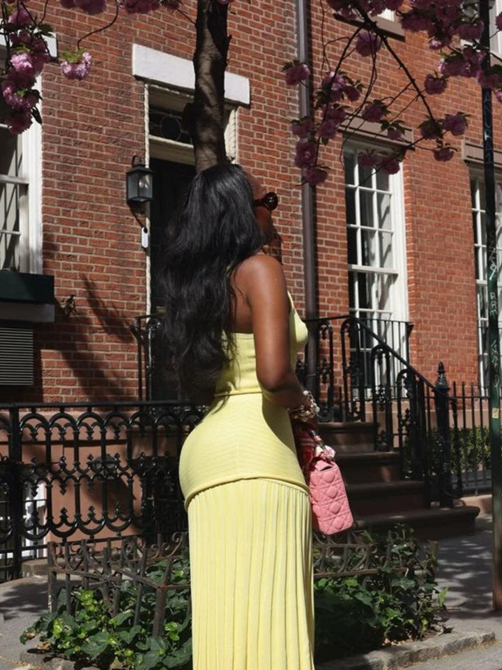 V-neck vest + hip-wrapped pleated skirt knitted suit