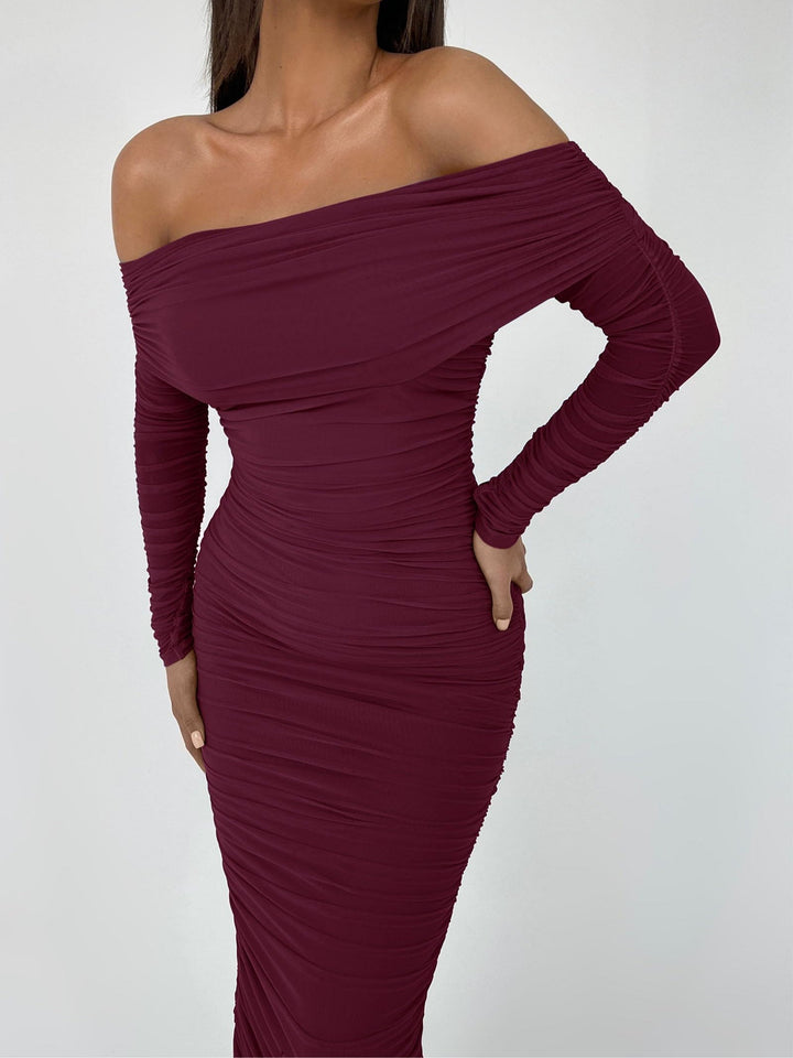 One-shoulder long-sleeved pleated slim dress
