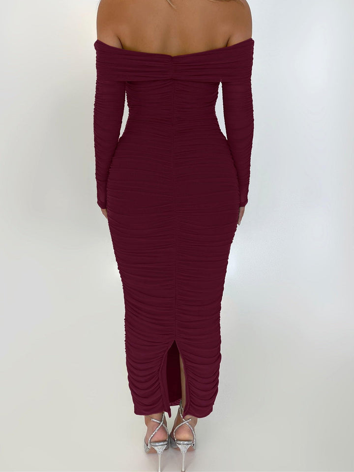 One-shoulder long-sleeved pleated slim dress