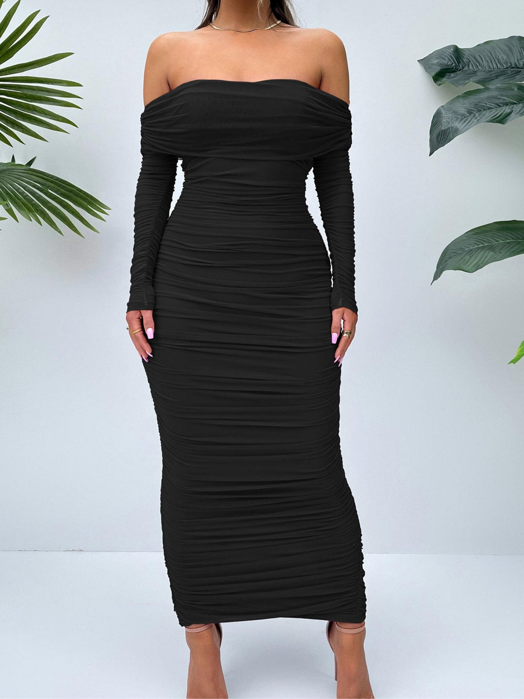 One-shoulder long-sleeved pleated slim dress