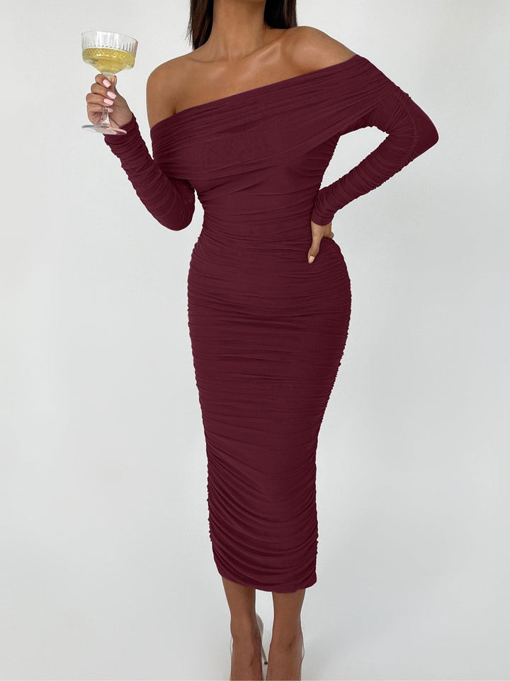 One-shoulder long-sleeved pleated slim dress