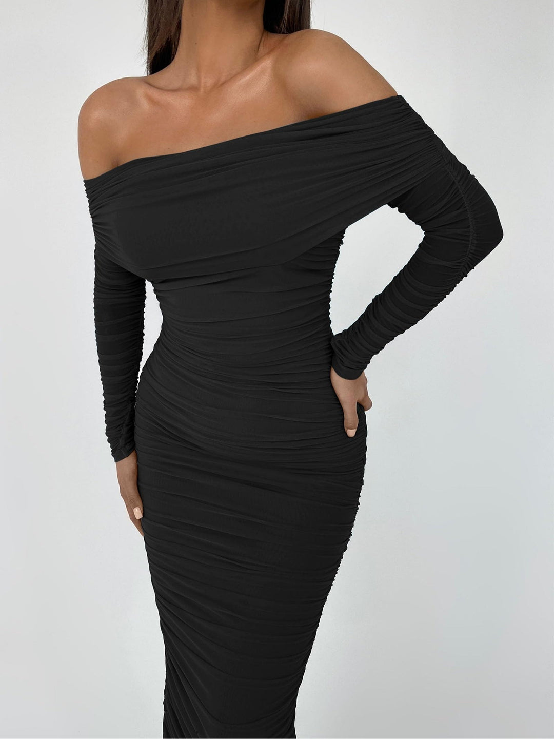 One-shoulder long-sleeved pleated slim dress